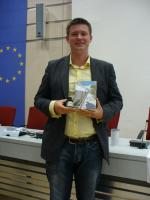 Kai-Steffen Schwarz nimmt Auszeichnung für Vertraute Fremde entgegen
