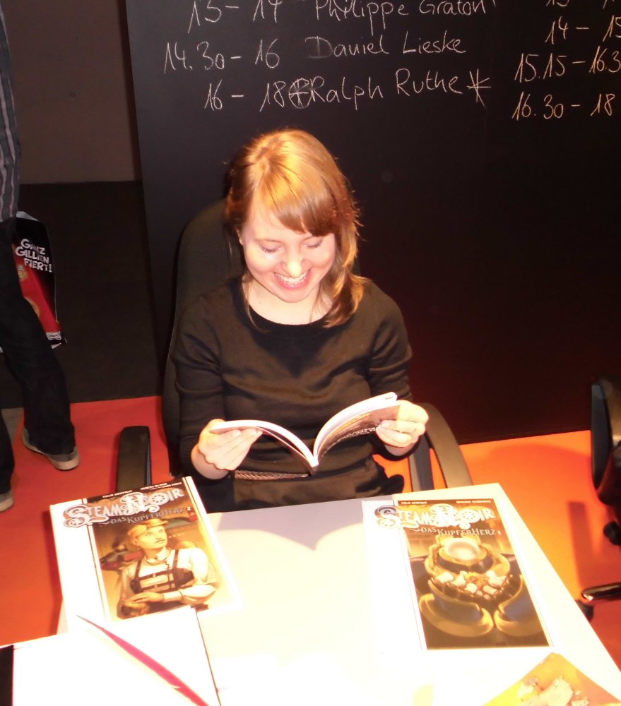 Verena Klinke am Signiertisch auf der Frankfurter Buchmesse